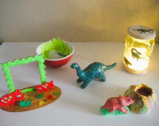 BOITE DINOSAURES
